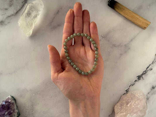 🌫️ Pulsera de Ágata Gris: Estabilidad Emocional y Claridad Mental 🧘‍♀️✨