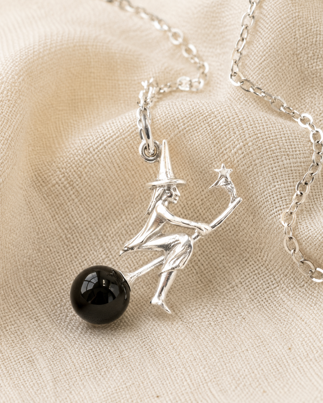 Detalle macro del Colgante Brujita en plata de ley 925 con obsidiana negra brillante, amuleto de magia y protección