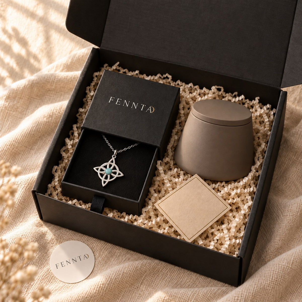 Set de regalo FENNTA: colgante en su cajita y vela en vaso liso, en caja negra con virutas crema y tarjeta